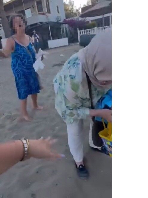Seferihisar'da plajda gergin anlar: Anne ve kıza yönelik sözlü saldırı kameraya yansıdı!