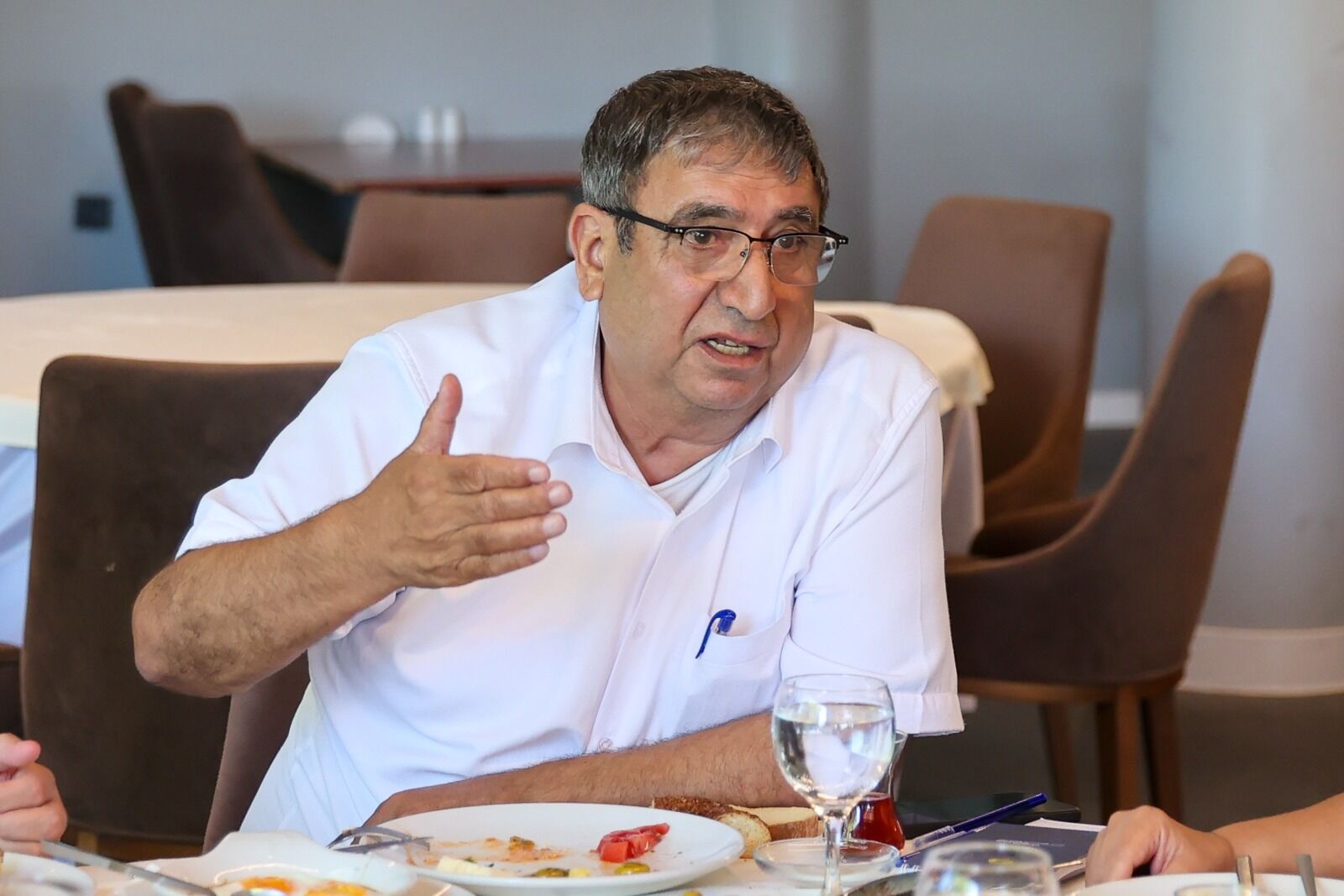 İlçe başkanlarından devam kararı