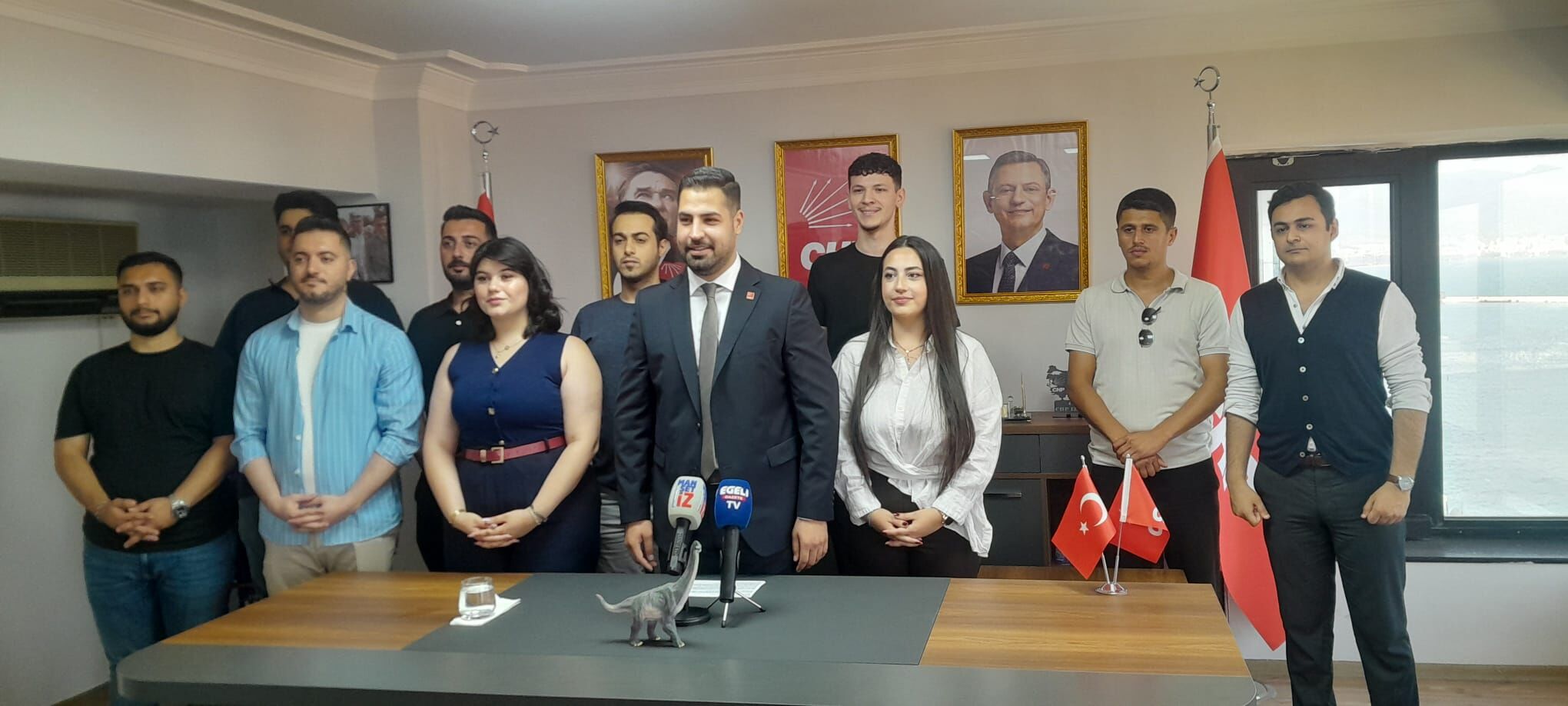 "Cumhuriyet Halk Partisi'nin bayrağını taşıyan gençleriz"