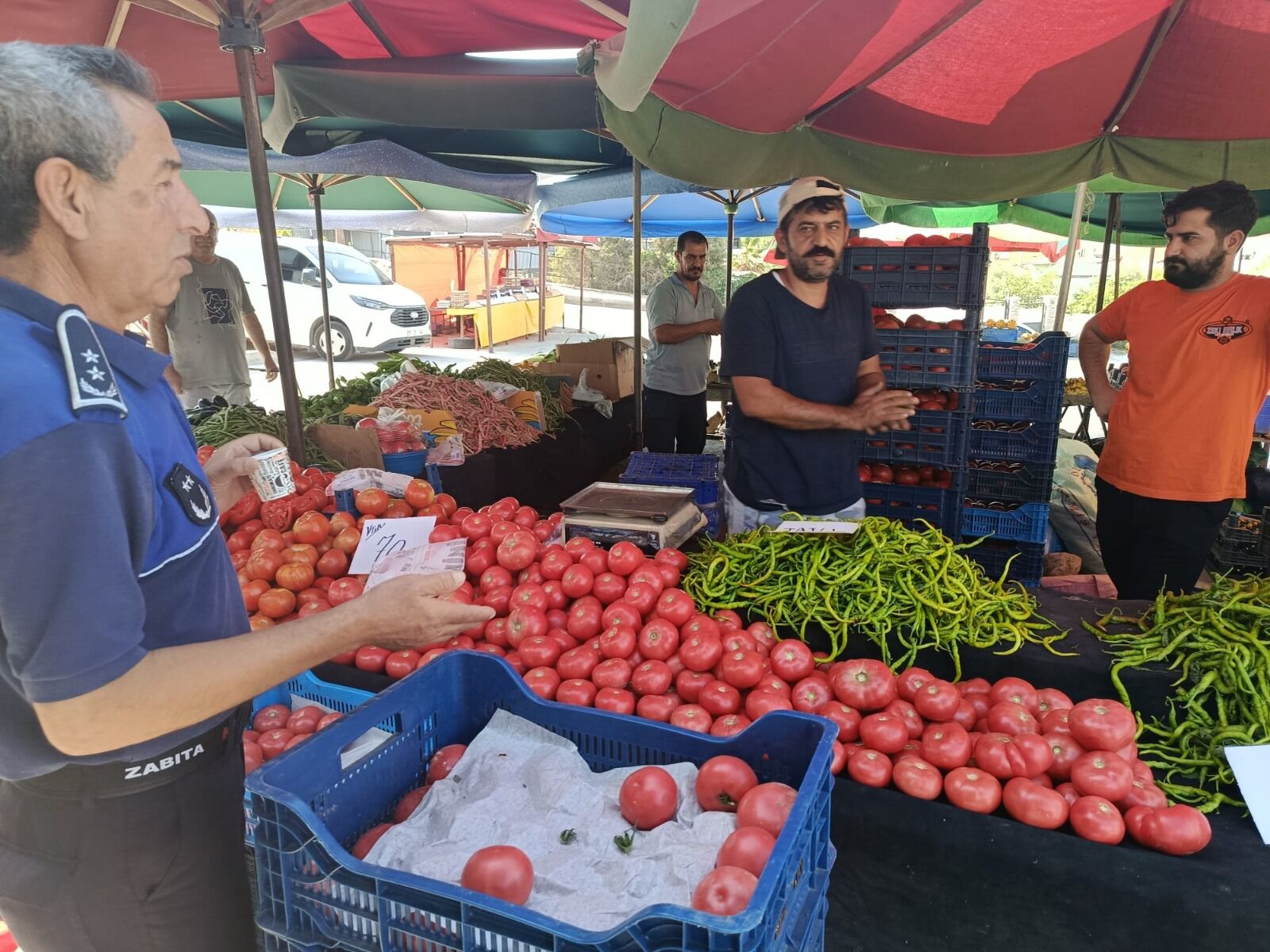Kaldırımları kapatan tabela ve lastikler toplandı