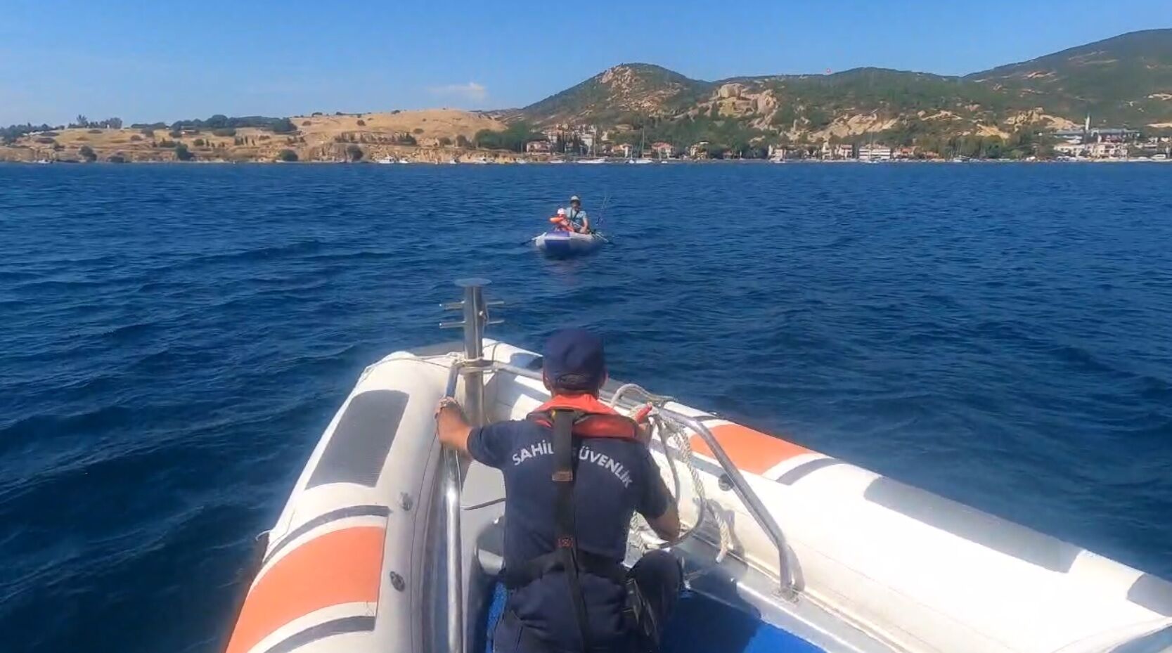Foça açıklarında sürüklenen lastik bottaki 1'i çocuk 2 kişi kurtarıldı!
