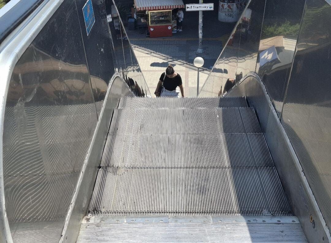 İzmir’deki birçok istasyonda aynı bakım süreci yaşanıyor