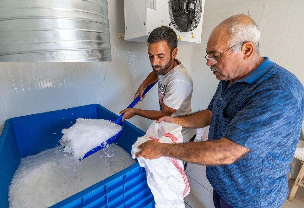Çuvalı 150 liralık buz yerinde üretiliyor