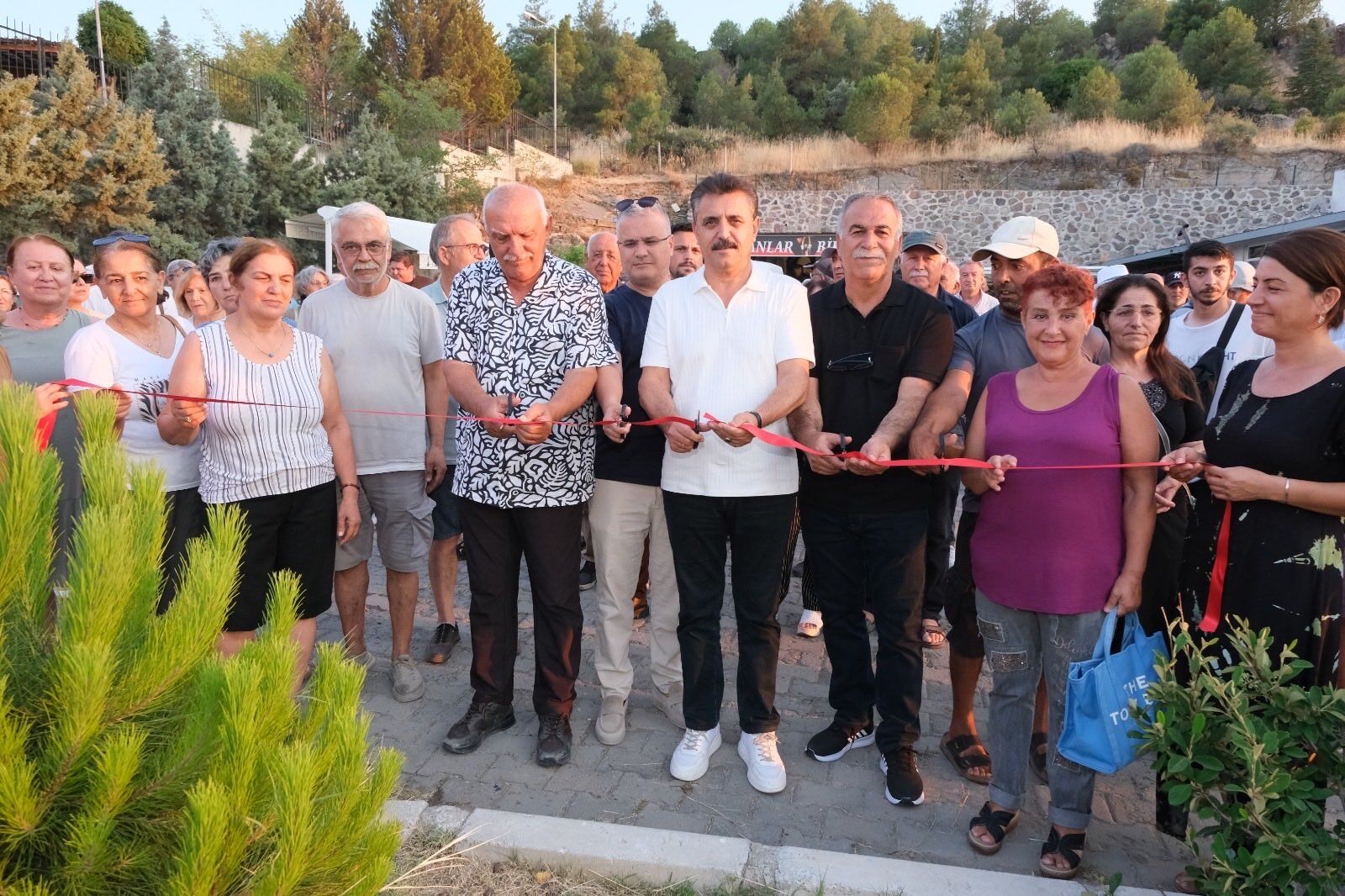 Dikili halkı açılışa akın etti