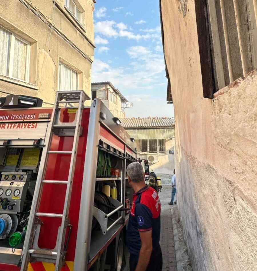 Dar sokaklarda itfaiyenin zorlu müdahalesi