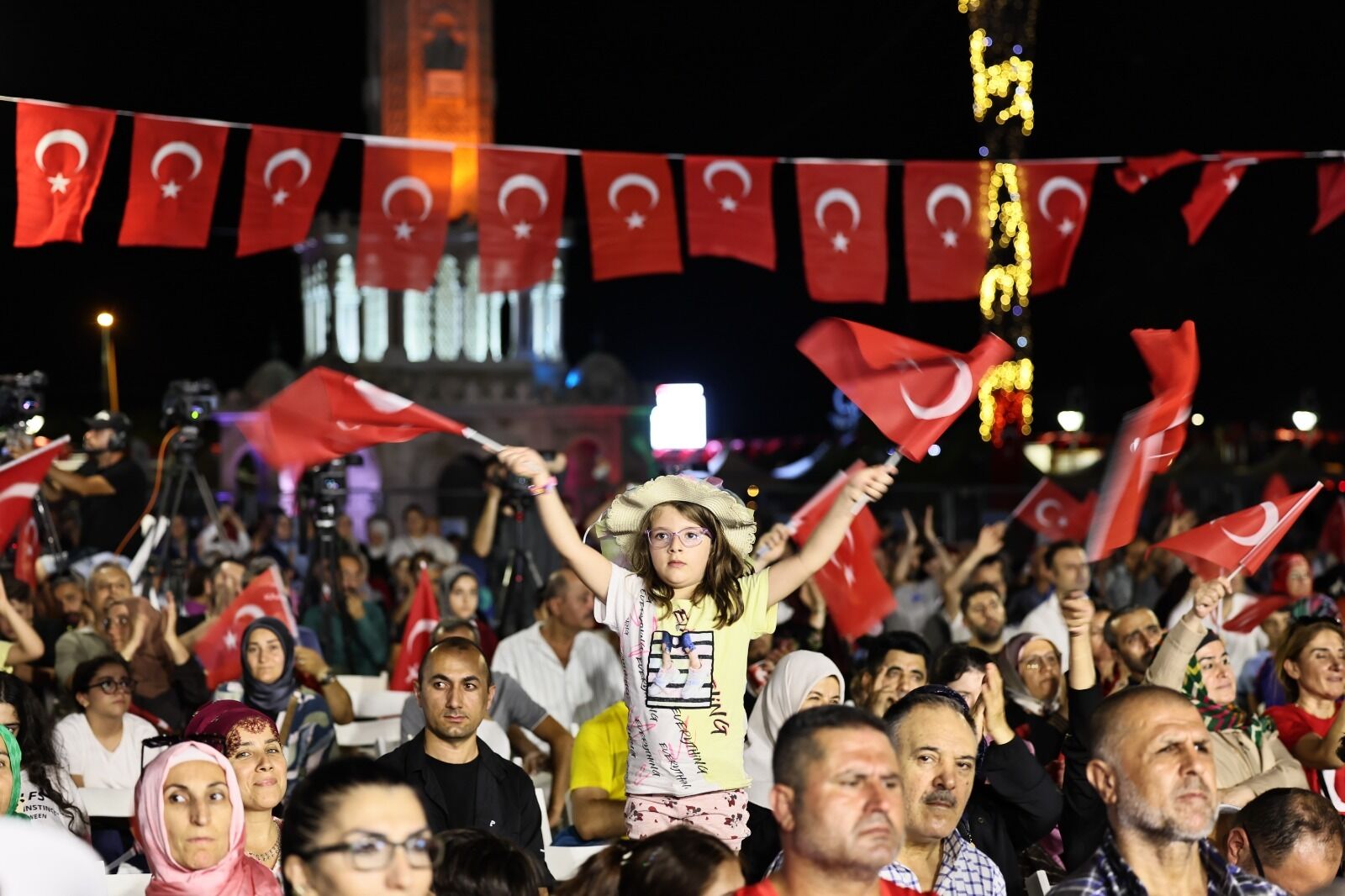 Vali Elban’dan İzmirlilere bayrak çağrısı