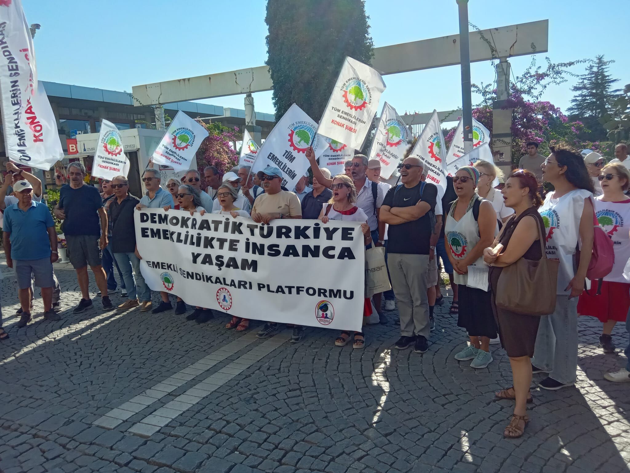 "Sıra emekliye gelince tasarruf çağrısı yapılıyor"