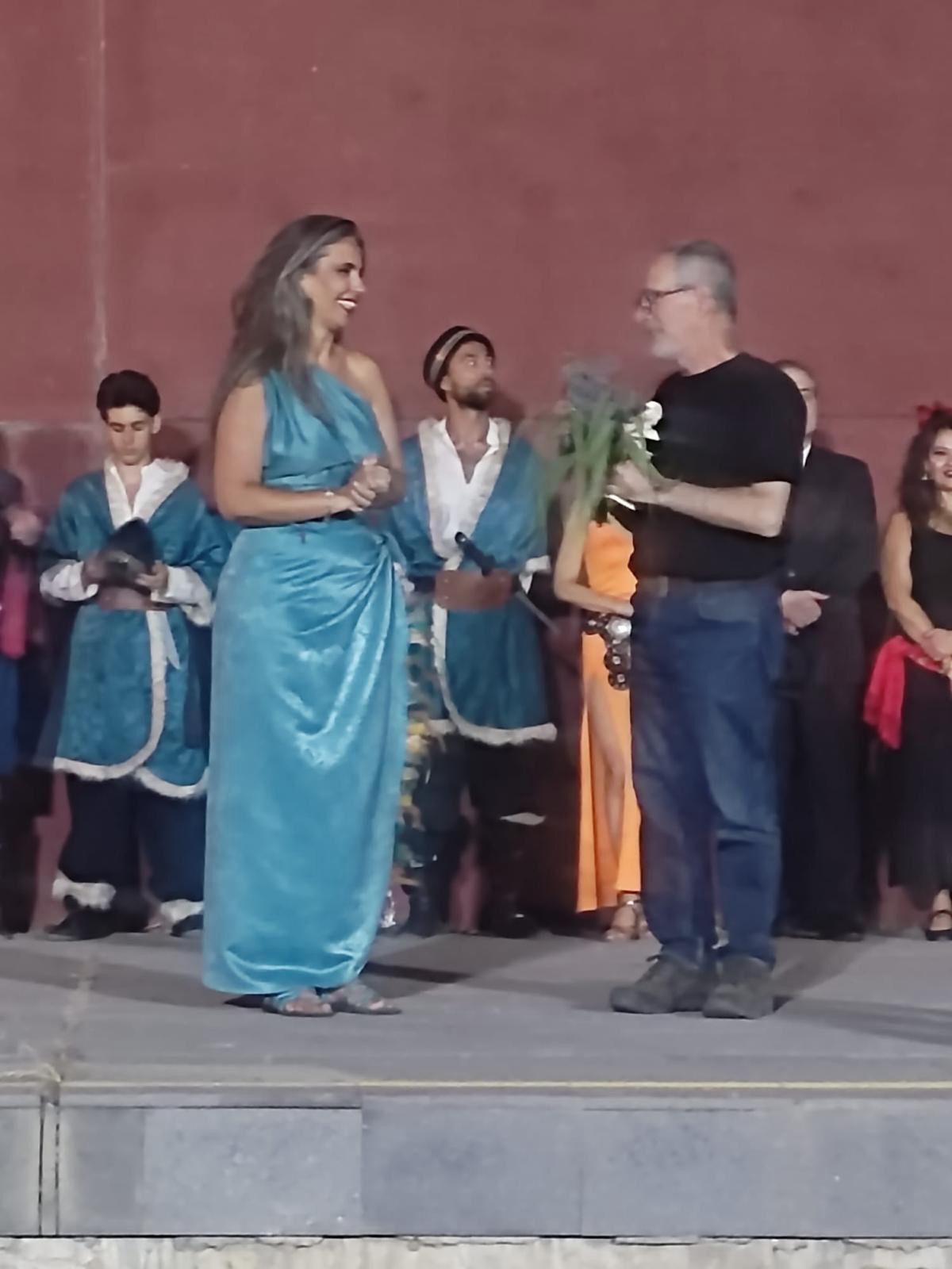 Sahne sonunda Homeros sürprizi