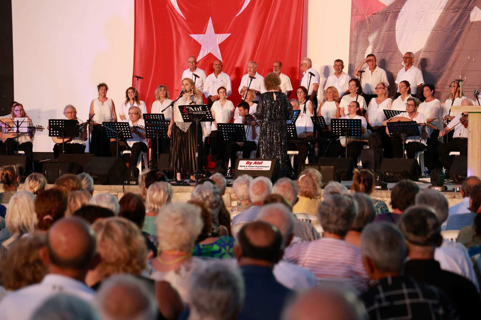 Foça'da yaz akşamı müzikle renklendi!