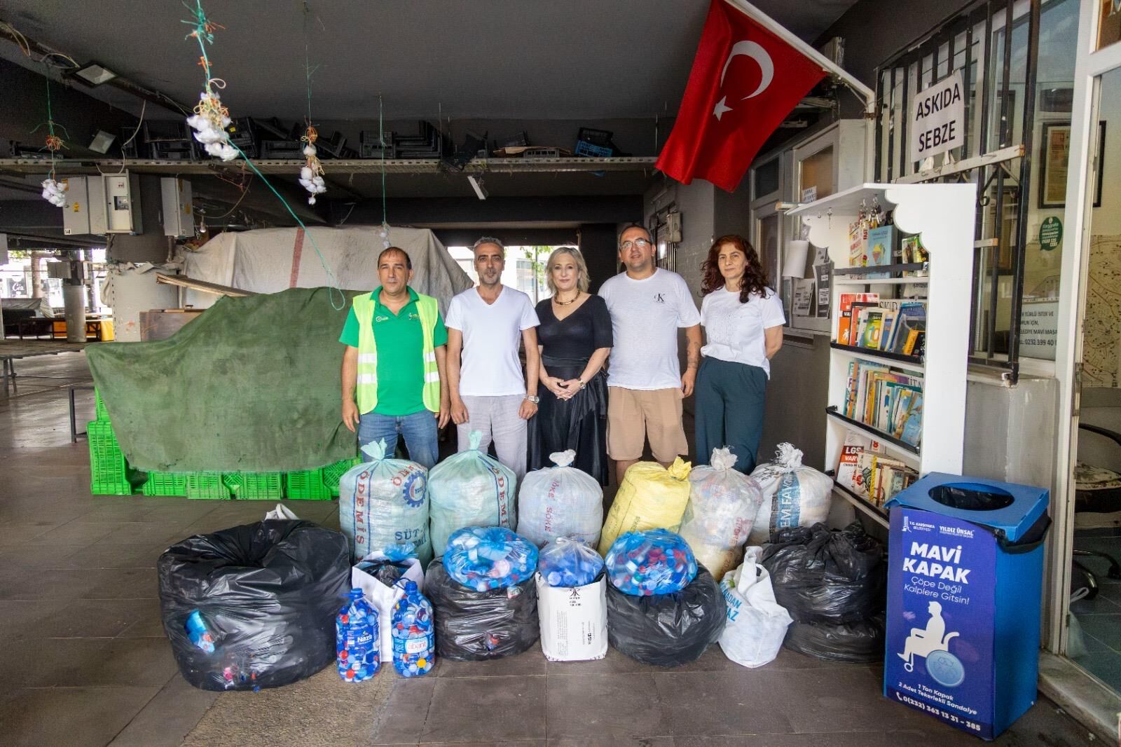 Her bir ton kapağa iki tekerlekli sandalye