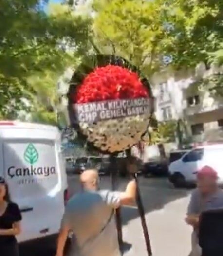 Kılıçdaroğlu'nun çelengini kaldırdılar