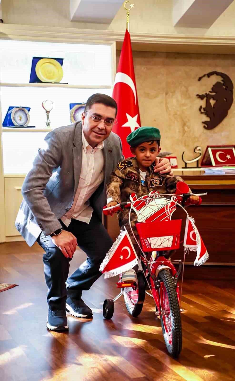 Küçük Çocuğa Bisiklet Hediyesi-1