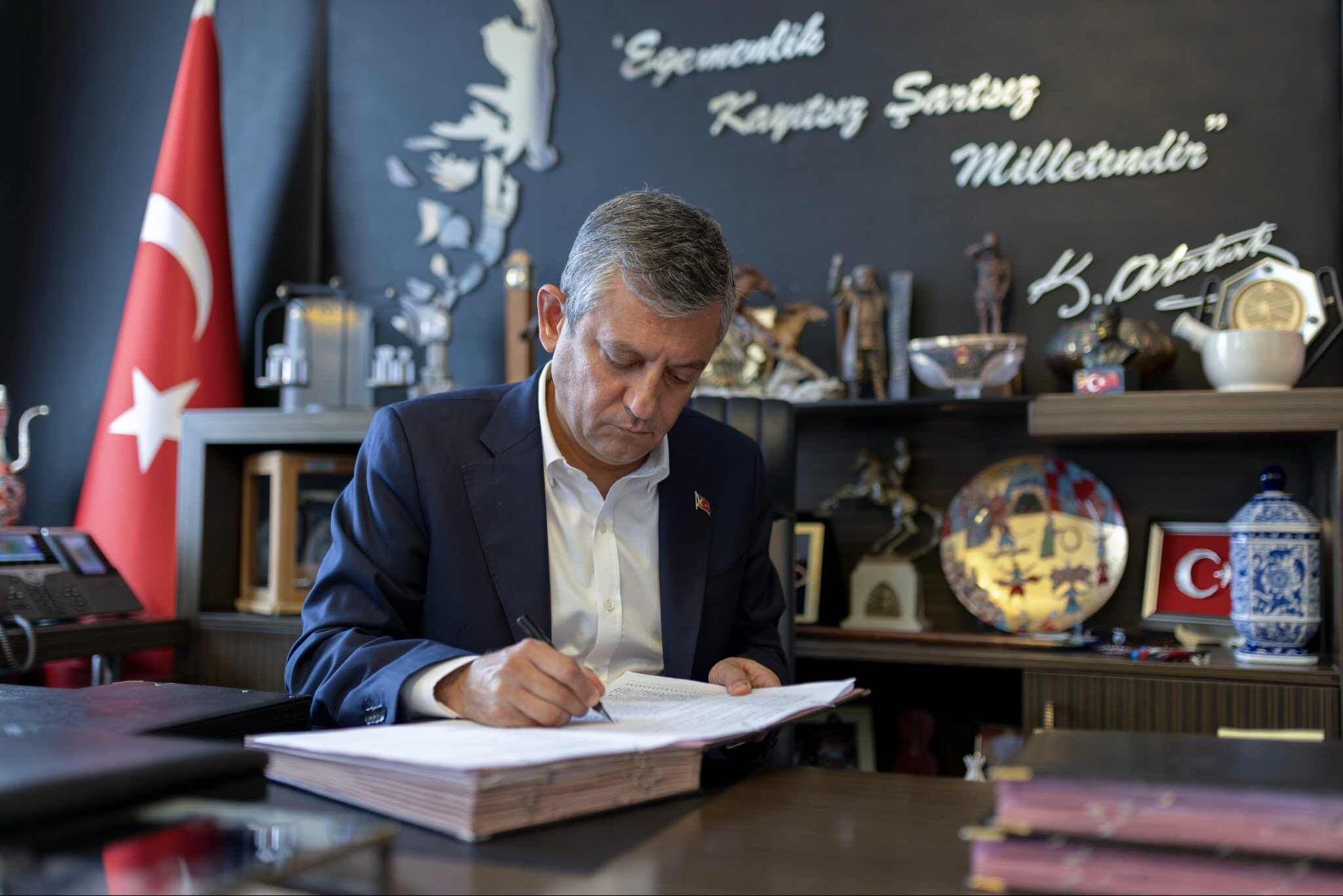 İlk imza Özel'den