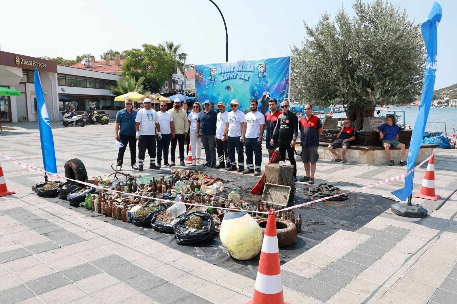 Foça'nın mavi sularından meydana: Kirliliğin utanç tablosu sergide!