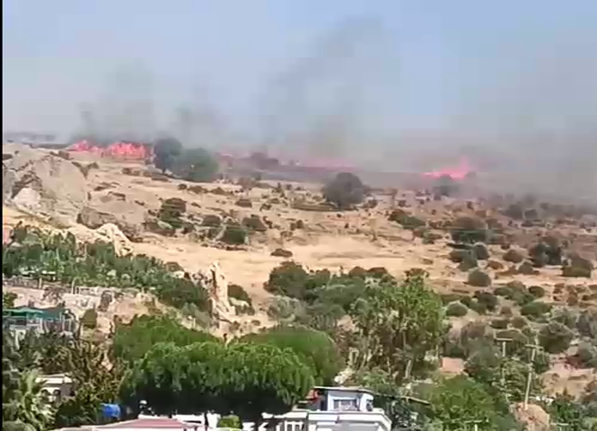 Foça'da eski çöplükte korkutan yangın! Alevler makilik alana sıçradı