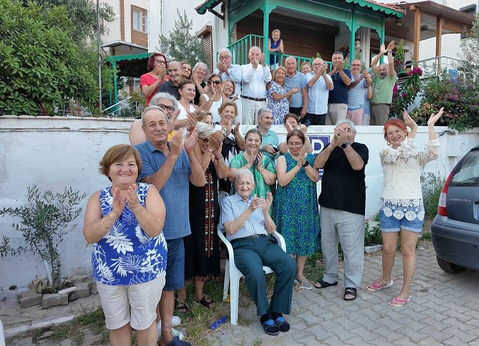 101 yaşına komşularının alkışlarıyla girdi: "Sabır her zorluğu yıkar"