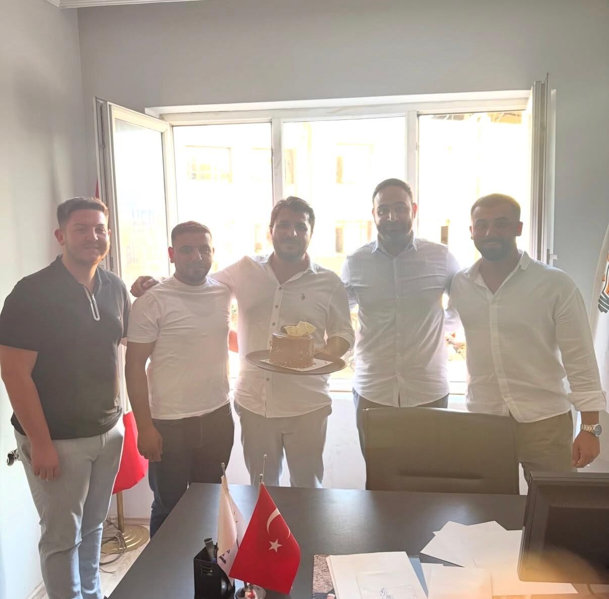 25. yılda 25 yaşındaki gençlere sürpriz: AK Parti İzmir teşkilatı sahaya indi