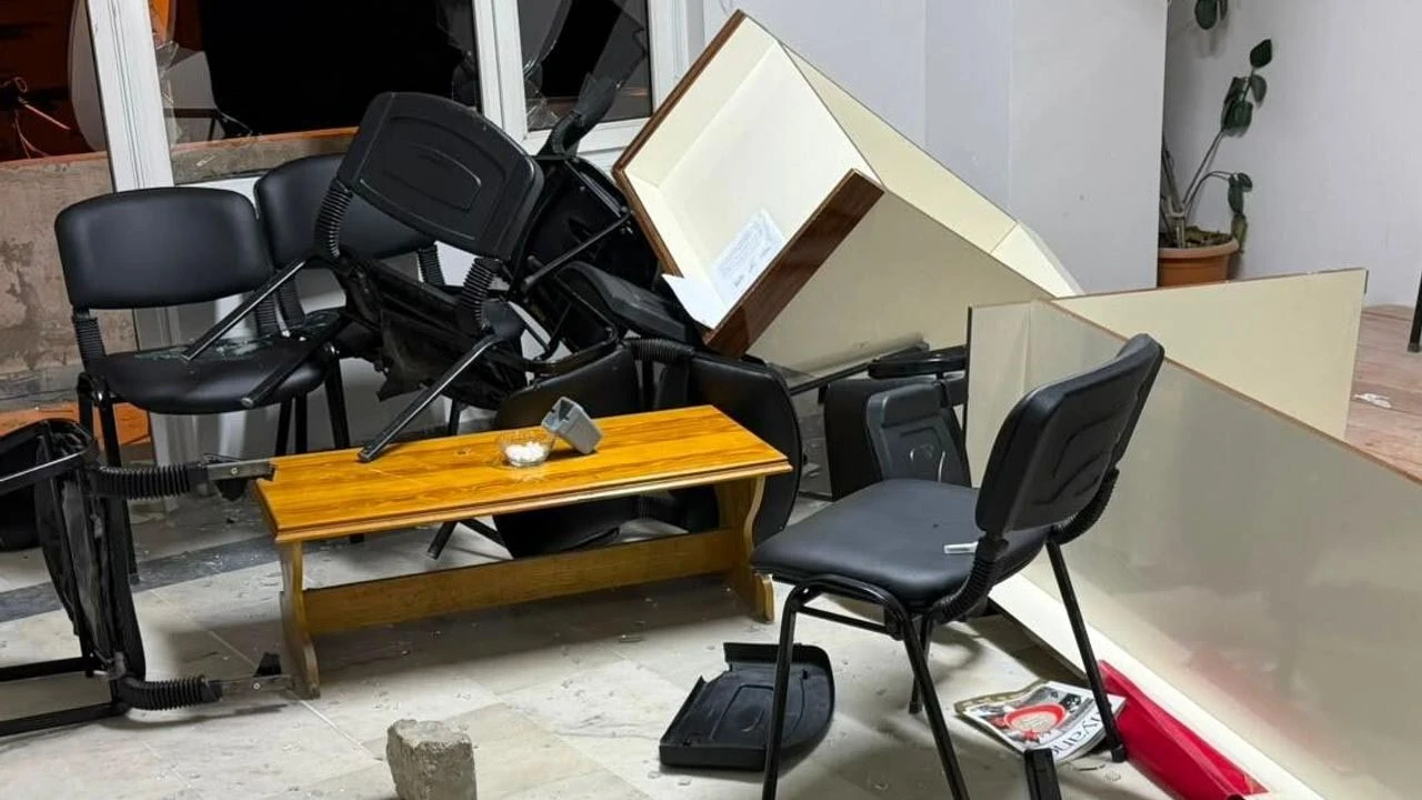 Ak Parti Emet İlçe Başkanlığı Binasına Saldırı ,