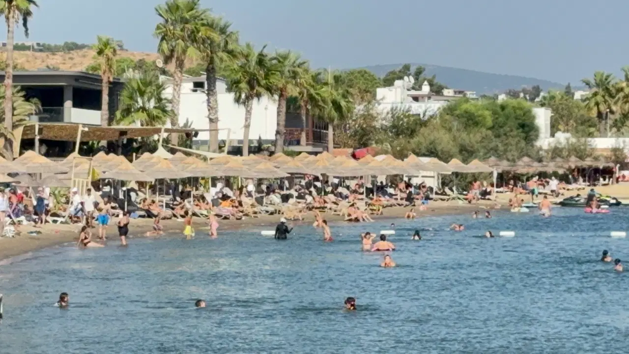 Bodrum’da hissedilen sıcaklık 45 dereceyi buldu! Şezlonglar boş kaldı...