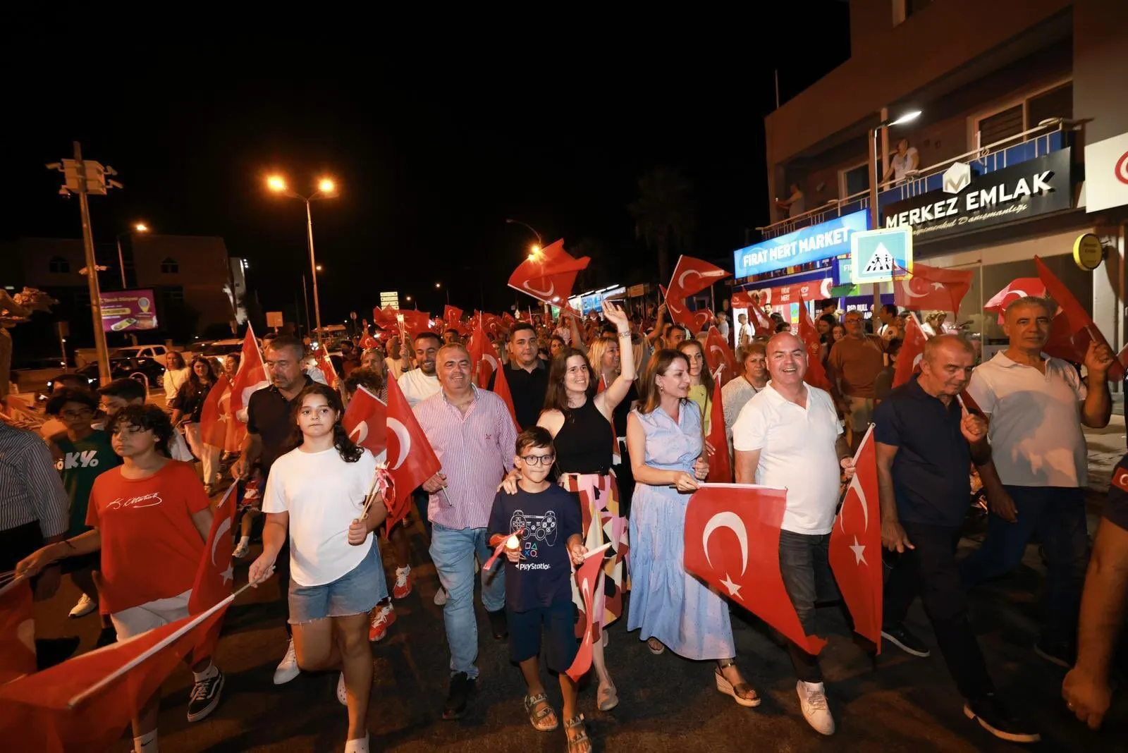 Çeşme Cumhuriyet Meydanı’na Coşkulu Yürüyüş