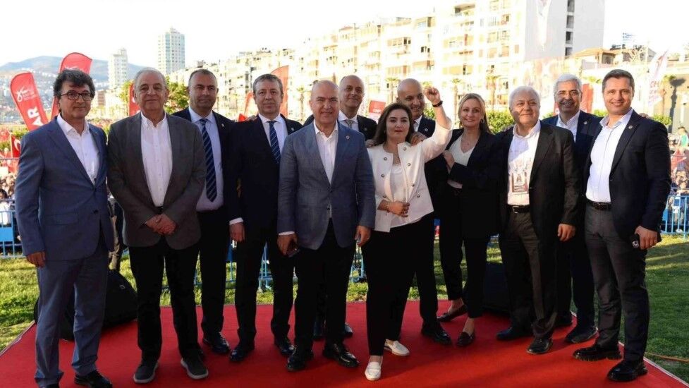 İzmir'de muhalefet ikiye bölündü