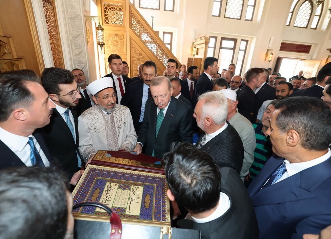 Cumhurbaşkanı Erdoğan’dan Bölünmez Ailesiyle Cuma Namazı! (4)