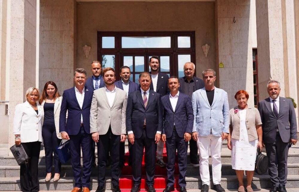 Tek Türk Belediyesi Mamuşa’ya sağlık ve eğitim desteği