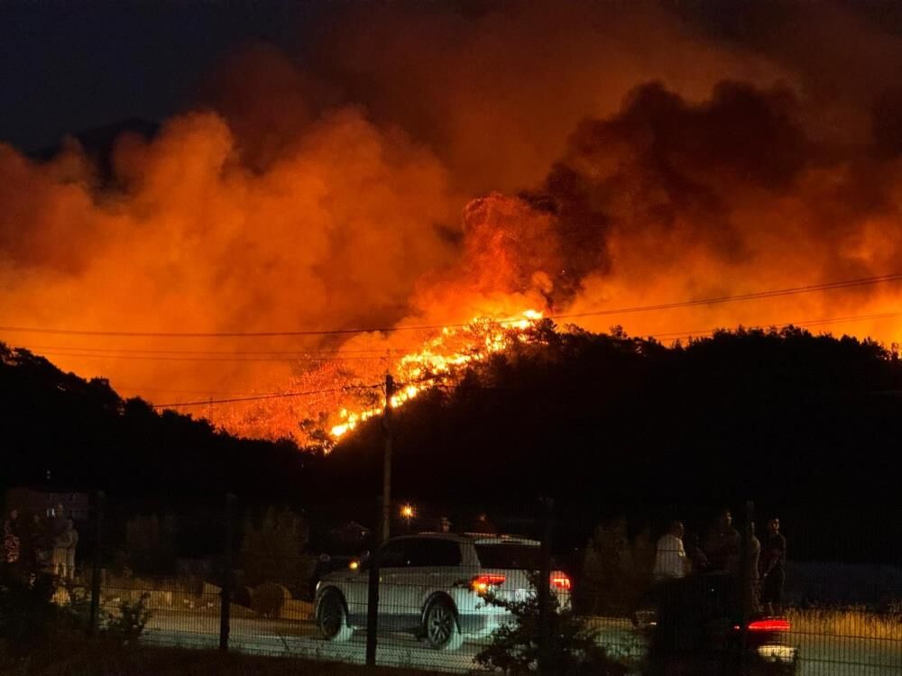 Fethiye alevlere teslim! Evler ve huzurevi tahliye edildi