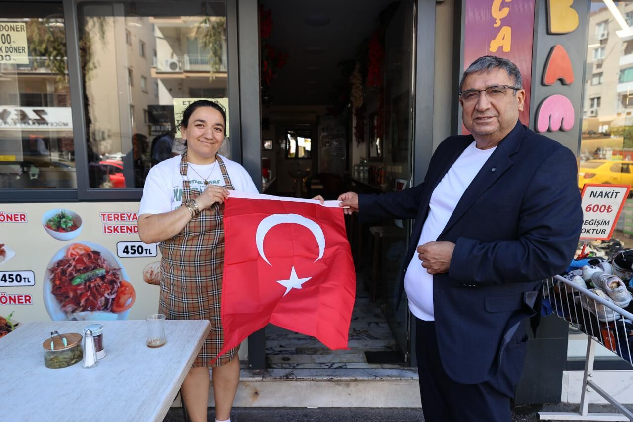 "Ay yıldızlı bayrağımız her sokağımızda dalgalansın"