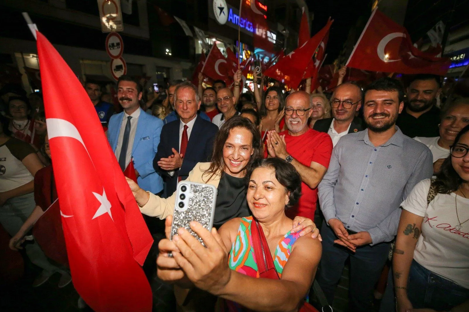 Karşıyaka Sokaklarında Zafer Gururu