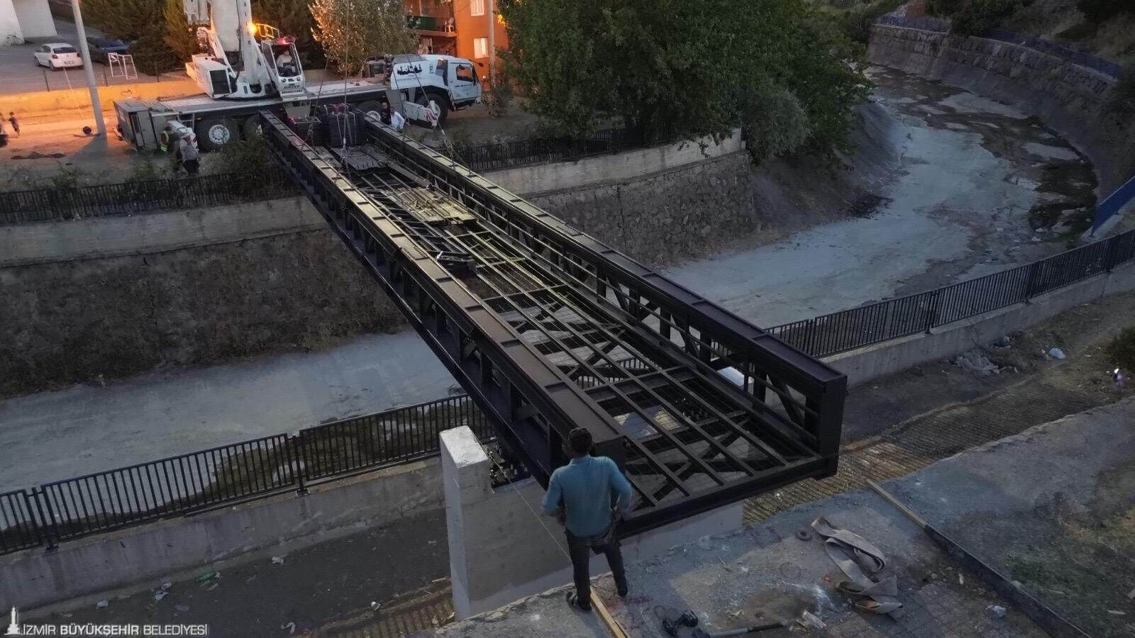 Karşıyaka Yaya Köprüsü 1