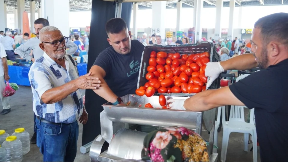 Mahallelerde kış telaşı başladı: Salça makineleri ücretsiz hizmet verecek!