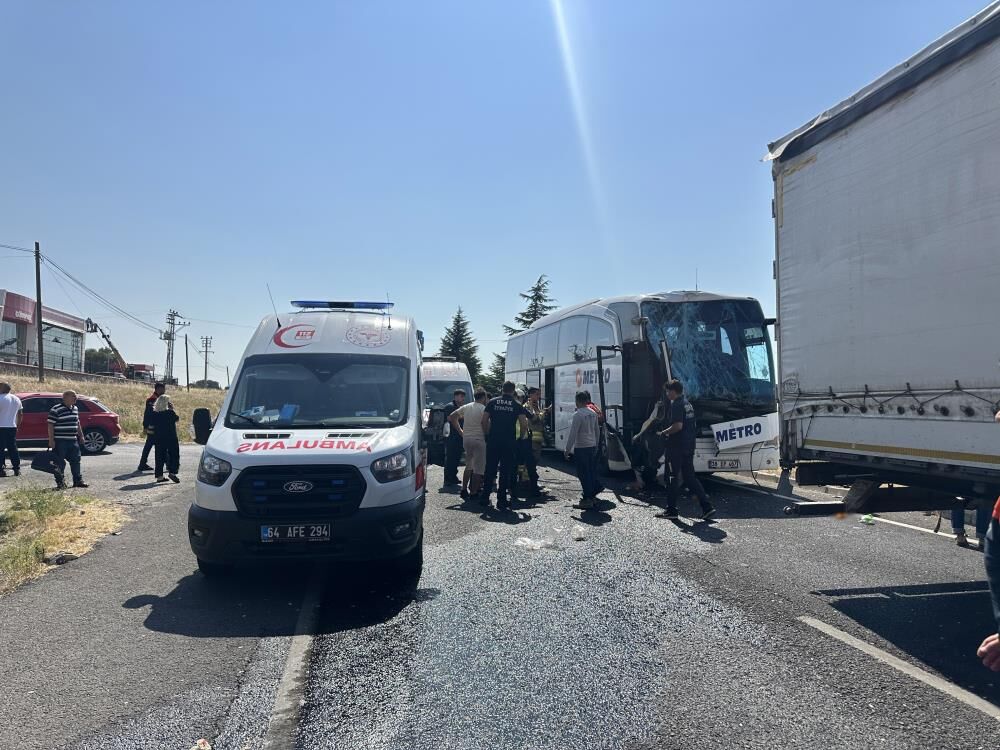 Uşak'ta Yolcu Otobüsü Kamyona Arkadançarpt