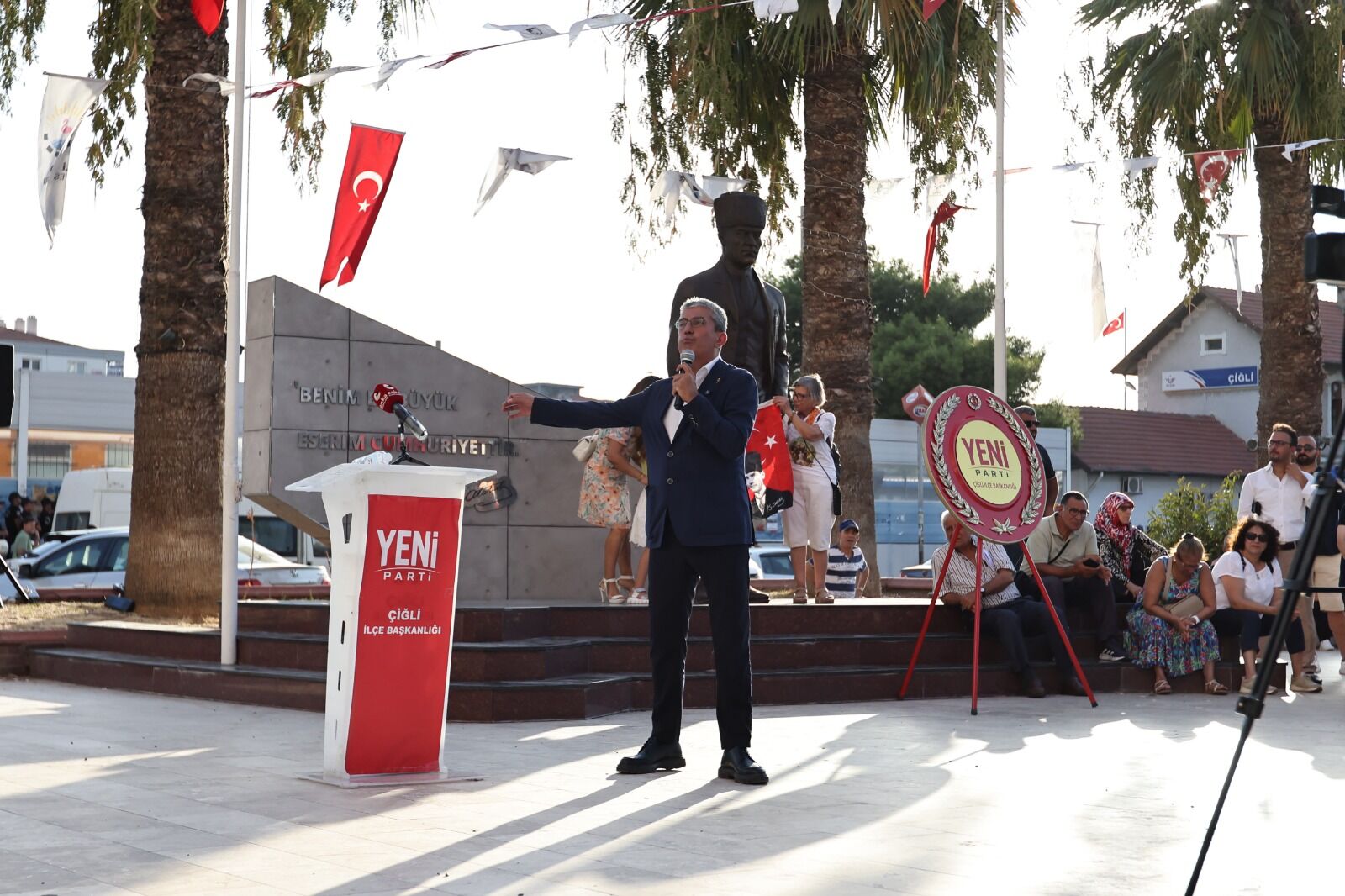 "Siyaset insanın hayatına dokunmalı"
