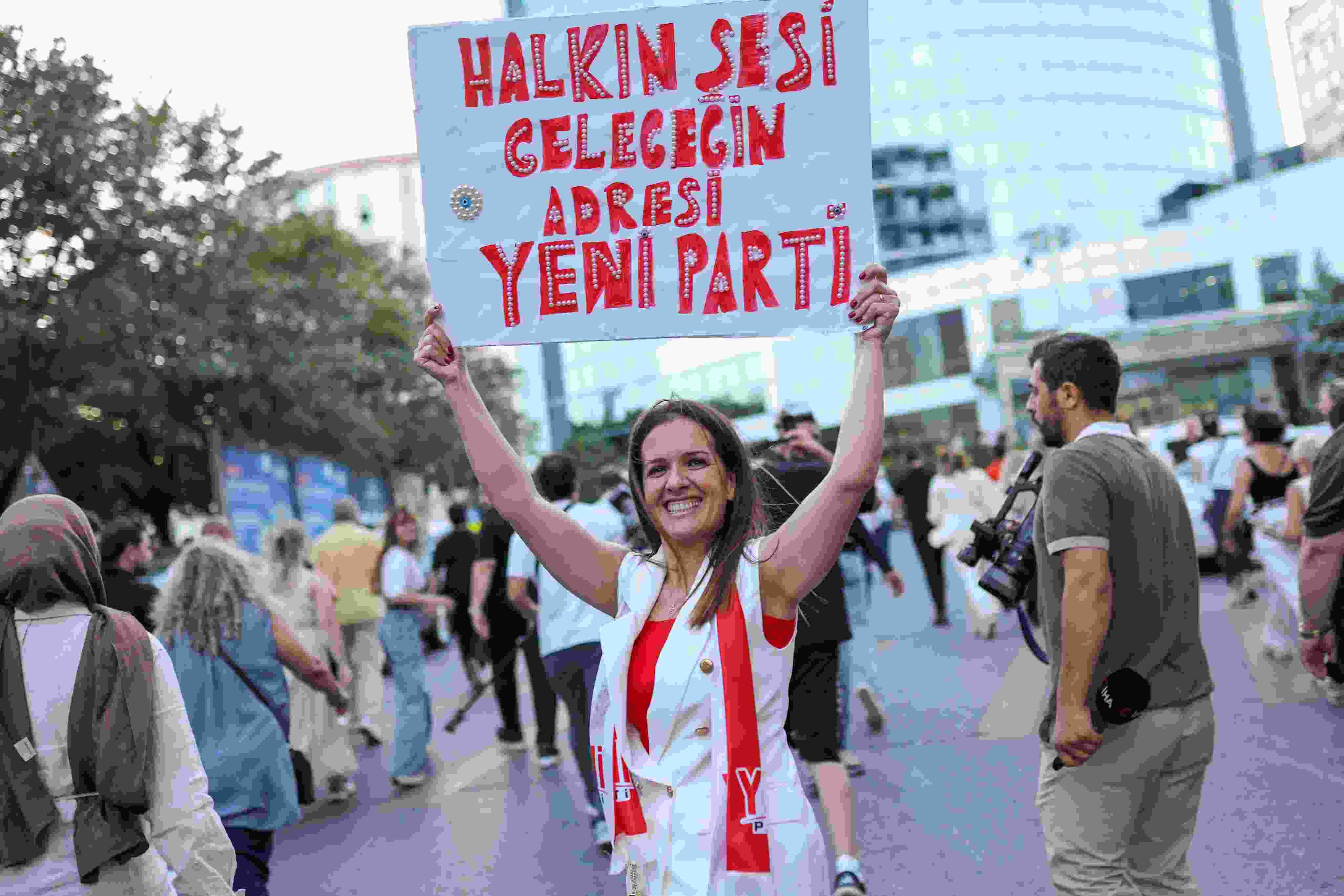 Yeni Parti'de devrim gibi karar