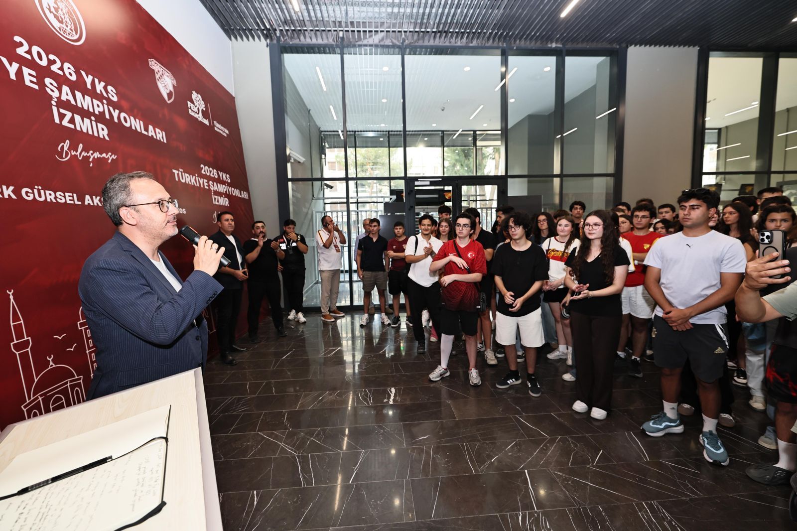 "Dünyanın neresine giderseniz gidin yüreğiniz İzmir için çarpacak"