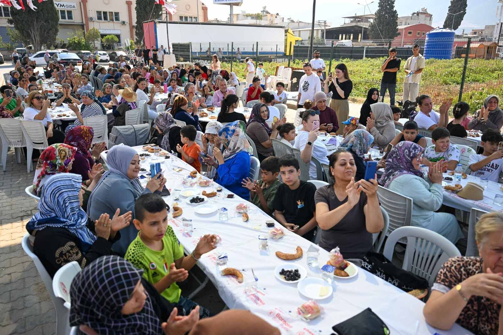 Bornova’da toprağın bereketi sofraya taştı: İlk ürünler toplandı-1