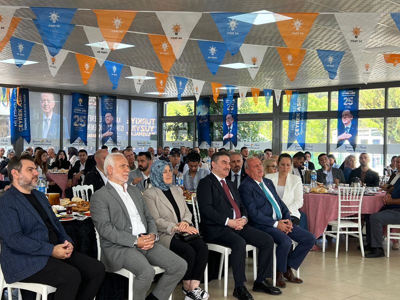 Ak Parti Karabağlar’da Geçmiş Dönem Mahalle Başkanları Buluştu (1)