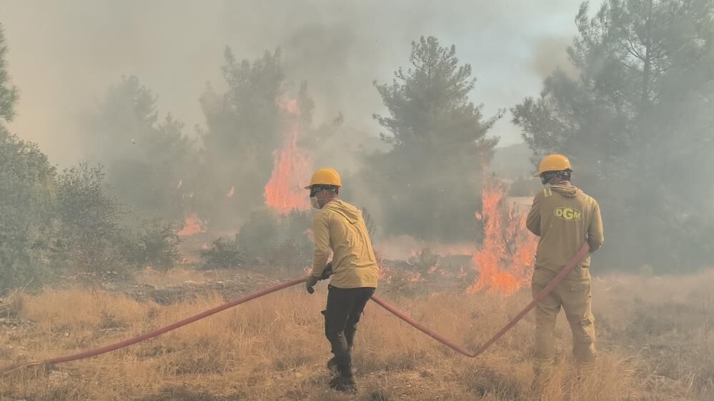 Antalya alevlere teslim! Yüzlerce ev boşaltıldı, elektrikler kesildi