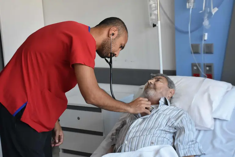 Bacak Damarları Tıkalı Hastaya Köprücük Kemiğinin Altından Kalp Kapağı Takıldı(Özel Hab