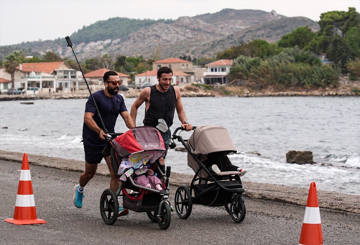 Bitiş çizgisini birlikte geçiyorlar: İzmirli babanın bebek arabasıyla maraton mesaisi
