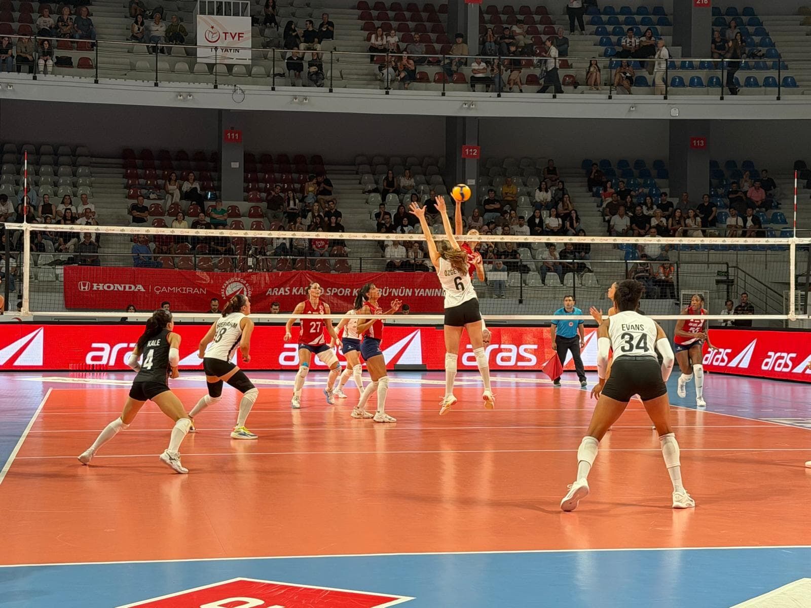 Aras Kargo, Beşiktaş’ı devirdi! Dostluk Turnuvası’nda üçüncülük geldi