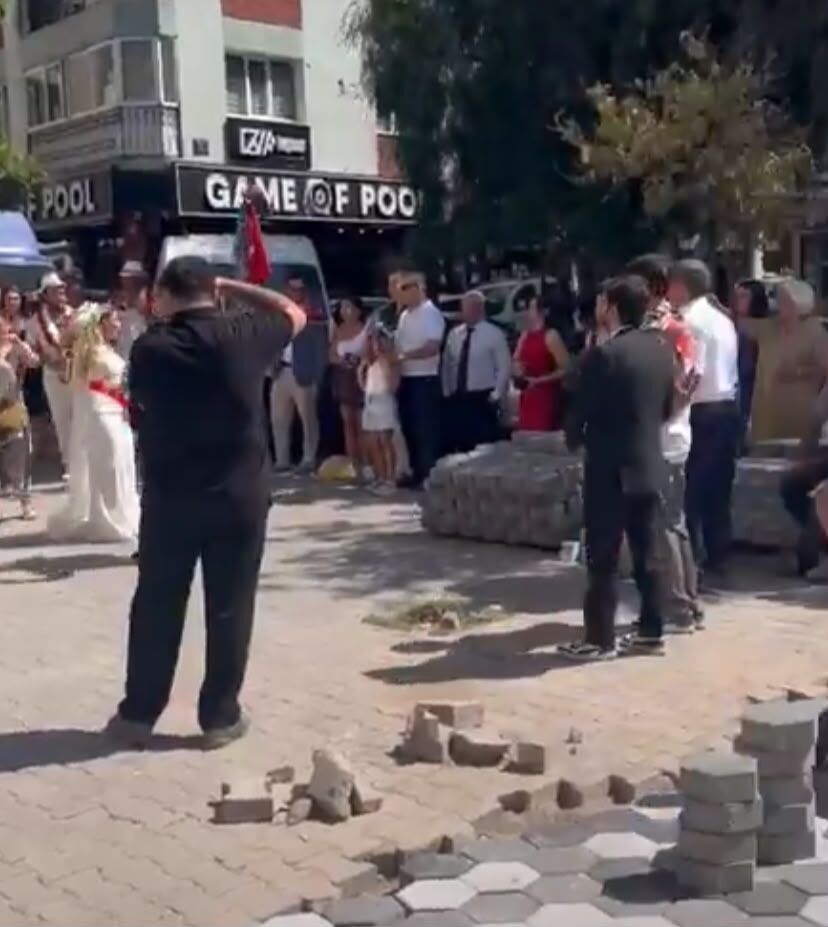 Bornova’da 'mutluluğa giden yol' gerçek oldu!  Hizmet ve düğün aynı anda!