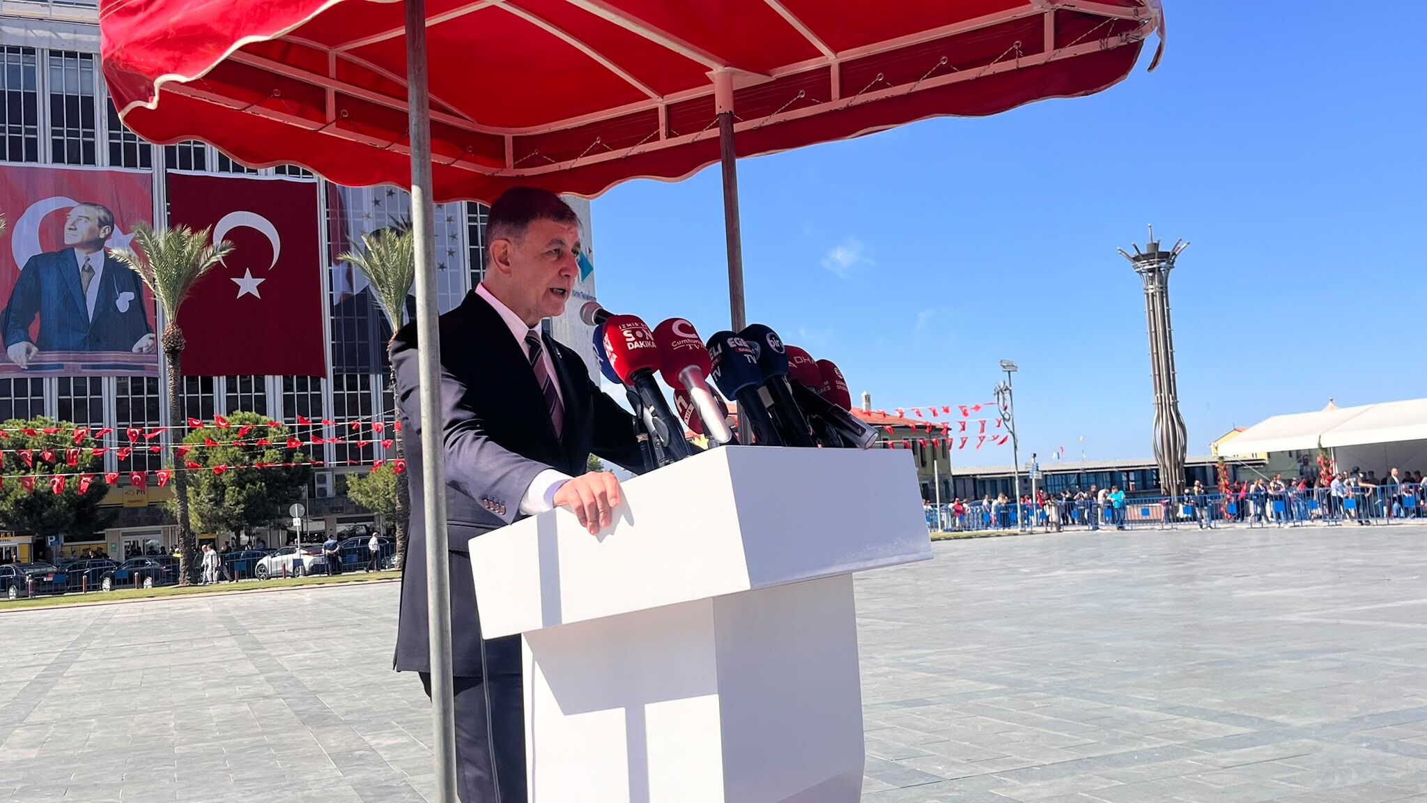 Cemil Tugay Cumhuriyet Meydanı