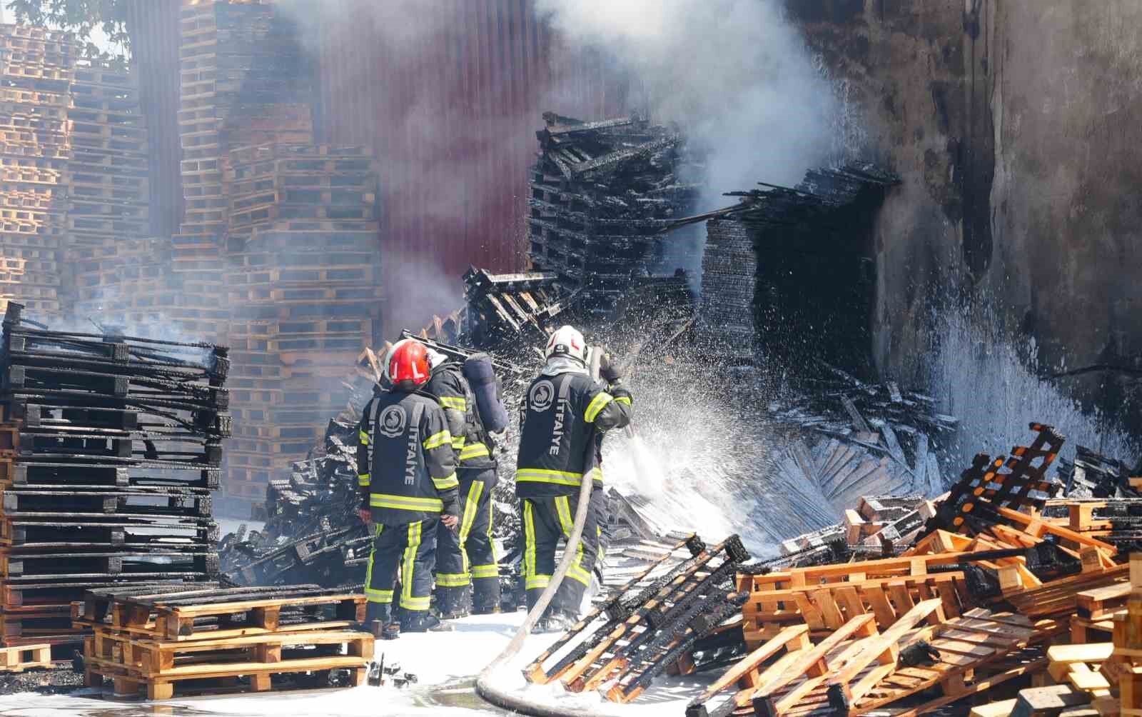 Denizli'de palet fabrikasında yangın!