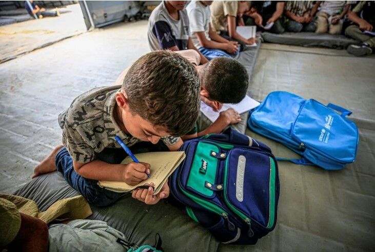 Filistinli çocuklar üç yılın ardından yeniden ders başı yaptı! Gazze'de çadır okullar devrede