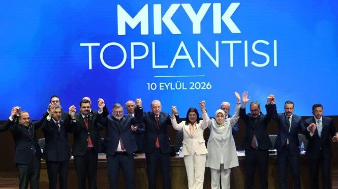 Fıçı AK Parti rozeti taktı
