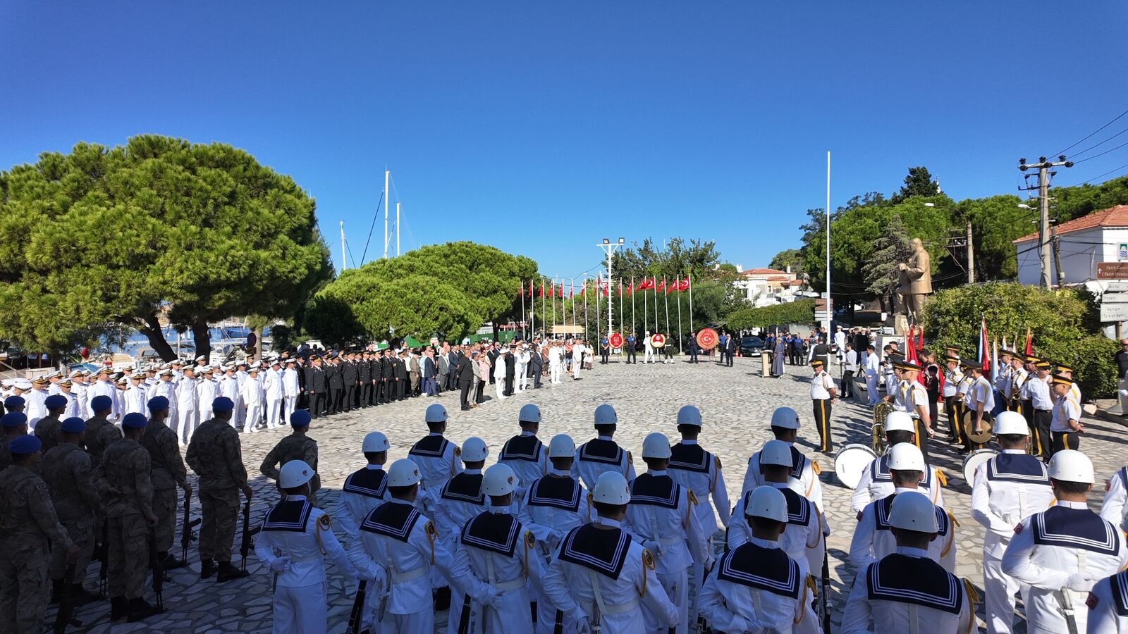 Foça'da Cumhuriyet Meydanı'nda bando sesleriyle 104. yıl gururu