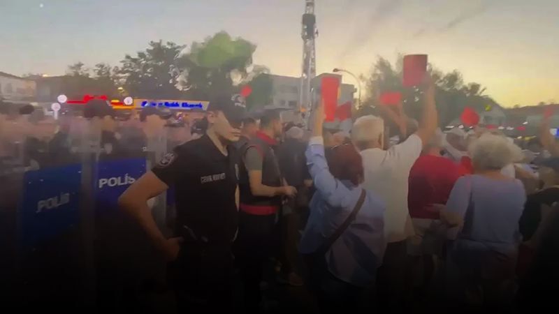 Foçalılar Başkan Fıçı'ya kırmızı kart gösterdi: Polis müdahale etti!