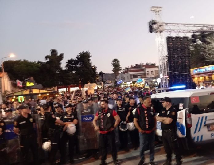Foçalılar Başkan Fıçı'ya Kırmızı Kart Gösterdi Polis Müdahale Etti!